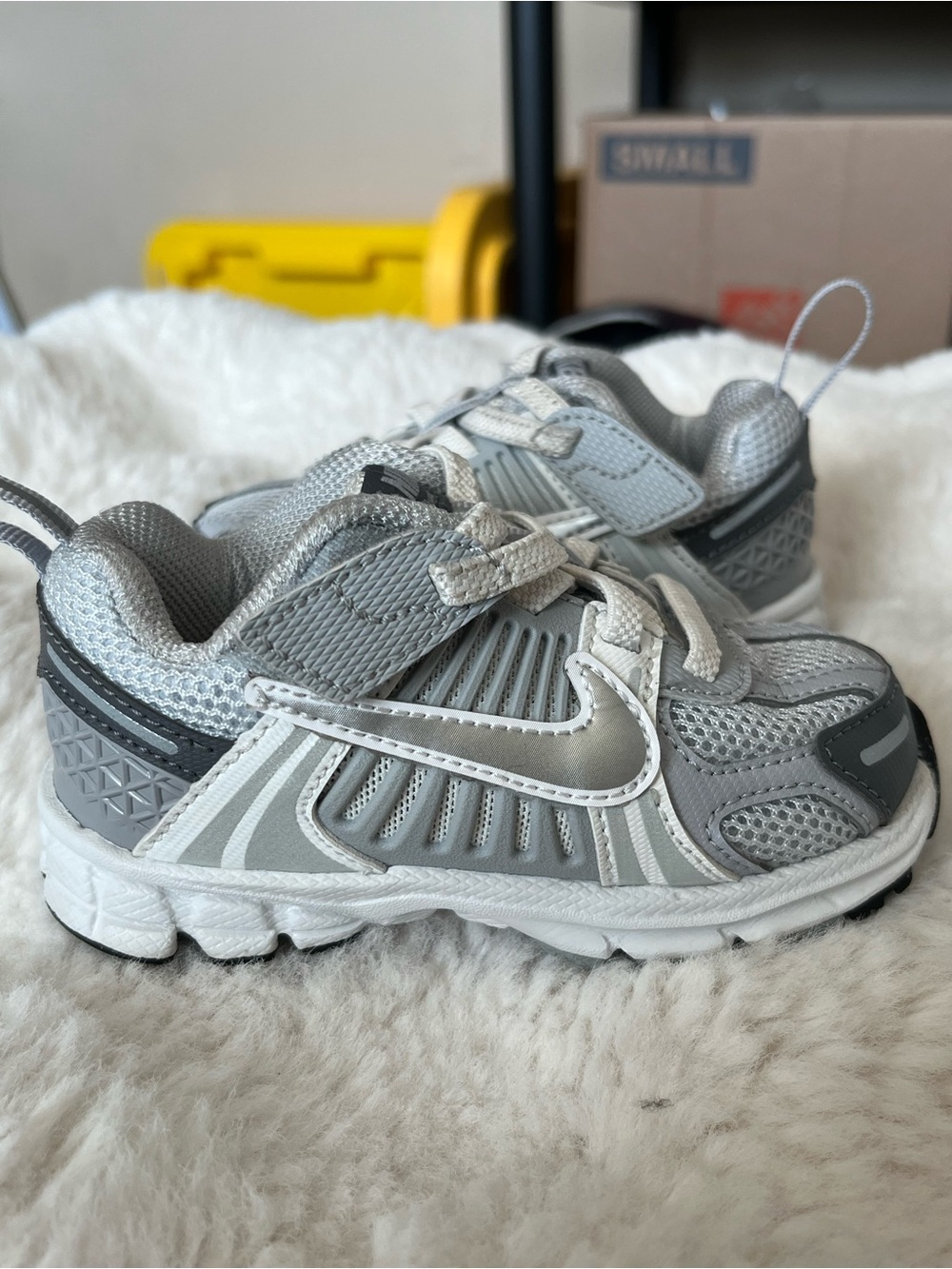 Nike Vomero 5 Sneaker - Grey Kids Size 6C US HF7000-008 - Pre-owned